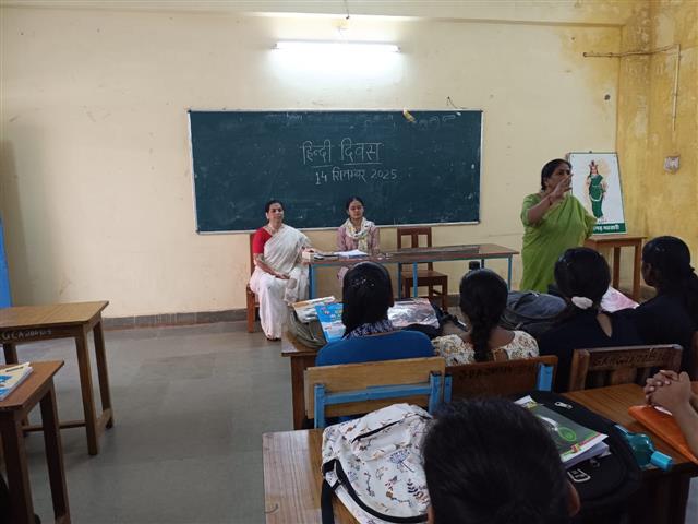 Photo Gallery-हिंदी दिवस-Govt kavyopadhyay hiralal college Abhanpur-Rajim Road