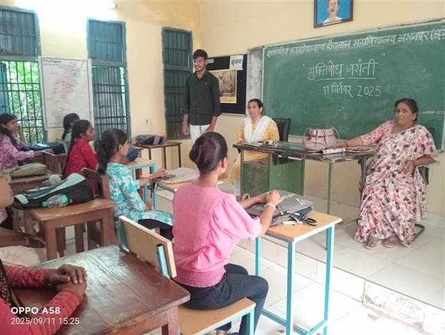 Photo Gallery-मुक्तिबोध जयंती-Govt kavyopadhyay hiralal college Abhanpur-Rajim Road